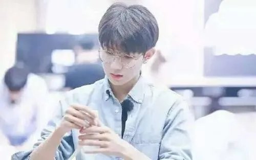 王源晒波士顿与GAI合照，为何远离娱乐圈王源过的更好了？