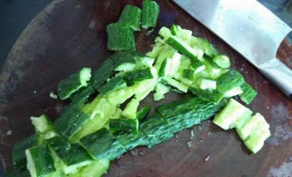 “拍黄瓜”为何会被处罚5千元？要制作凉菜销售需要办理哪些证件与手续？