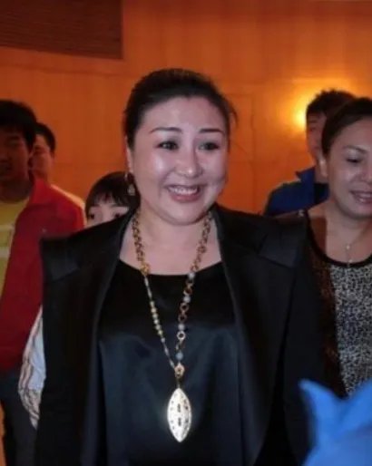 与最穷郭德纲离婚，丢弃郭麒麟远走国外，胡中惠如今怎样了？