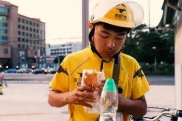 因出餐慢，外卖员崩溃砸店，送餐时长是否该扣除出餐时间？