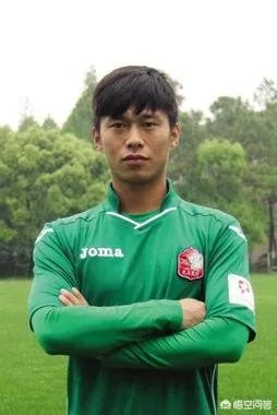 武汉卓尔的童晓星踢球经历和特点是什么？