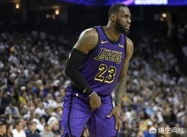 湖人生涯首次缺阵的詹姆斯在家看起了韦德和猛龙队的比赛直播，对此你怎么看？