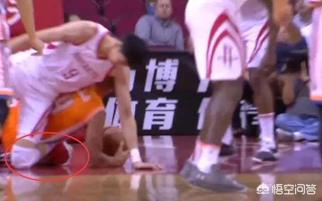 周琦首秀重伤离场，整条腿被碾压，坐在轮椅上动弹不得，当时发生了什么？