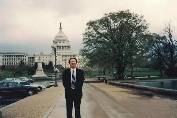 如何评价集“首富”与“首骗”于一身的牟其中？