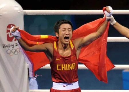 邹市明手把手教上海武警新兵拳击，他都获得过哪些奖项？