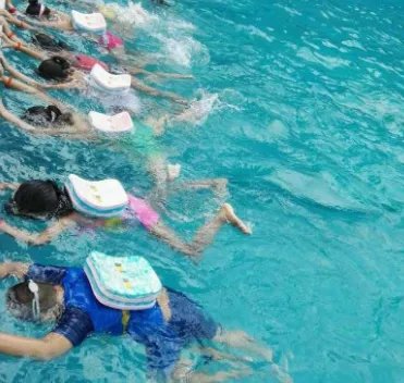 张家界一男童参加游泳培训班溺水进ICU，此事该谁来担责？