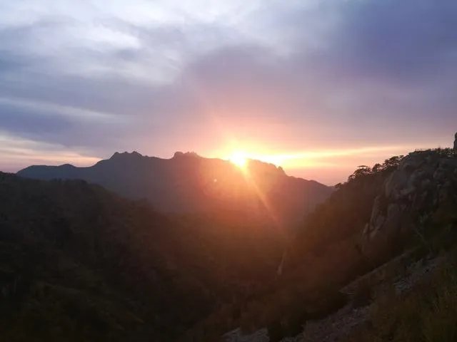 日落香残，免去凡心一点。求下联？