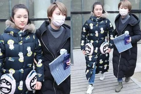 李兰迪现身北电 身穿校服参加毕业典礼引热议