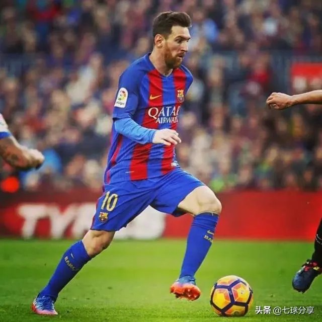 为什么梅西过人的时候，被过的人都像木桩一样“站着不动”？