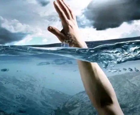 张家界一男童参加游泳培训班溺水进ICU，此事该谁来担责？