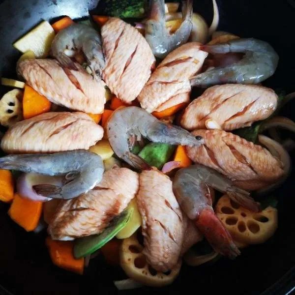 香味扑鼻的三汁焖锅怎么样做味道鲜美，上桌非常受欢迎？