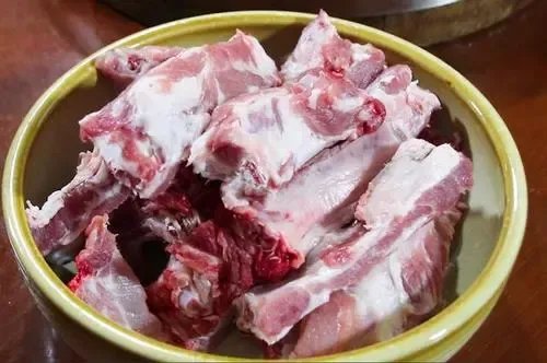 山东一男子买了五斤排骨，煮熟后却呈现鸡皮状，这究竟是鸡肉还是排骨？