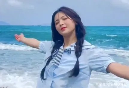 杨超越海边写真造型曝光，她的时尚表现力如何？