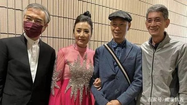 汪明荃在后台挽手老公合影，皮肤焉黄，她73岁的状态真实吗？