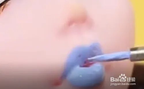 如何给芭比娃娃化妆？