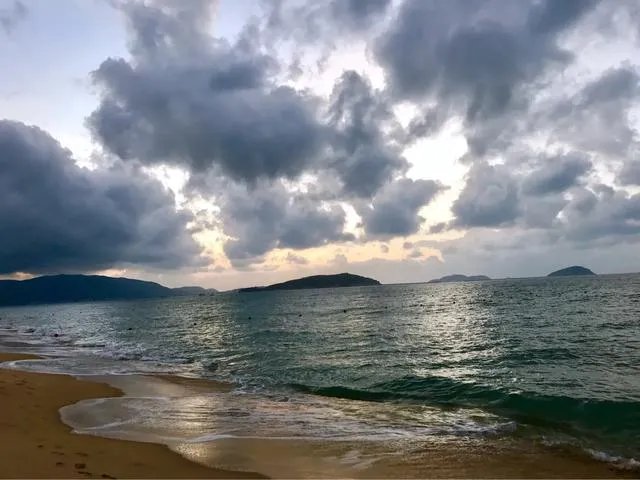 三亚湾和亚龙湾，哪个更好一些？