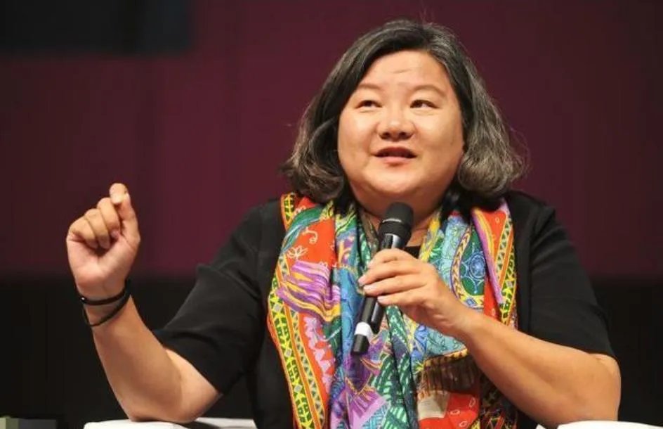 甩掉陈凯歌，4婚嫁帅老公，“丑女”洪晃到底有何魅力？