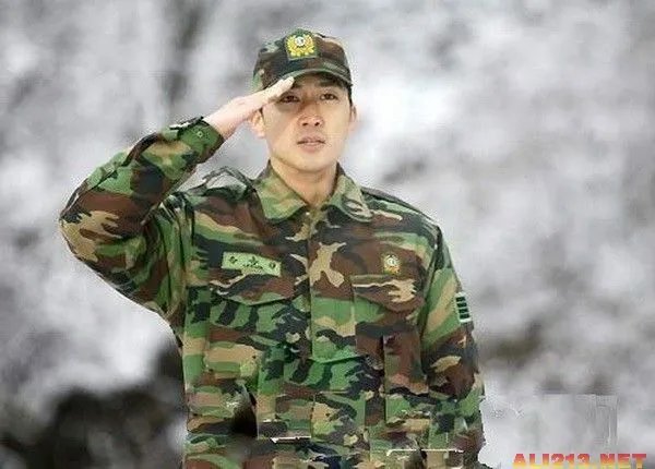 宋钟基军装照清瘦外型 韩星军装照大比拼