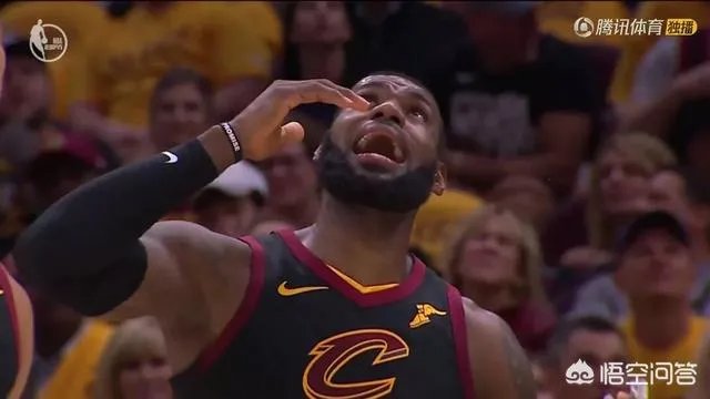 詹姆斯第二节被裁判莫名吹犯规，很是不满一直往天上望，你怎么看？