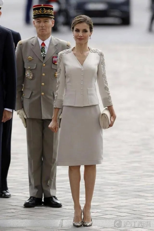 穿正装要不要把衬衫塞进裤子？