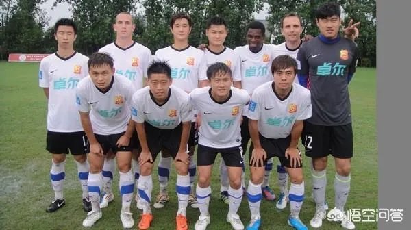 武汉卓尔的童晓星踢球经历和特点是什么？