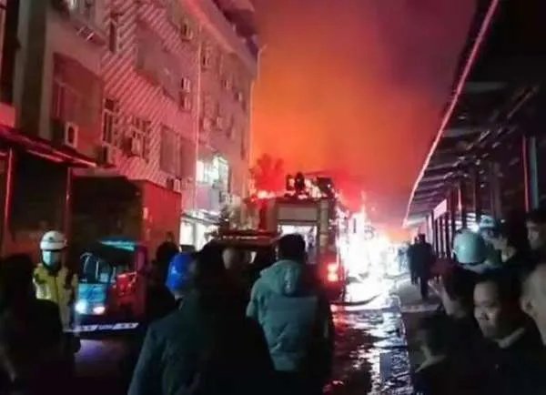 福建宁德一菜市场发生火灾，引发这起火灾事故的原因是什么？