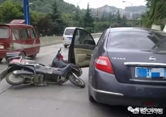 下车开车门“撞死”骑车者，女乘车人被判一年，这事你怎么看？