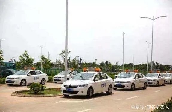 男子科目二考试，上车后马上提示不合格，考官：你坐副驾驶干什么？