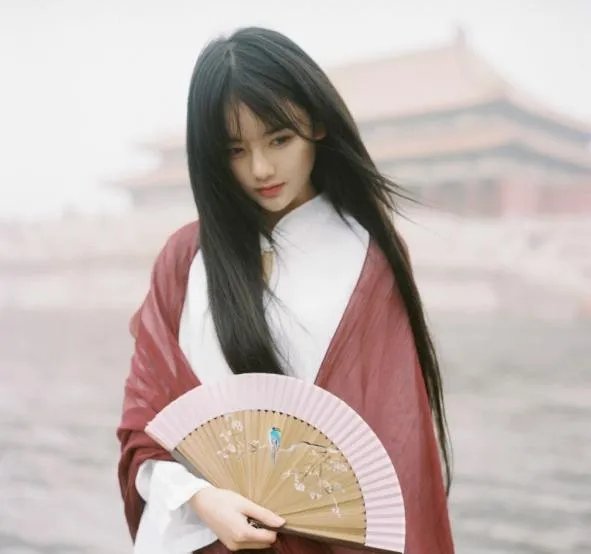 南笙姑娘《男人装》大尺度写真 性感唯美露酥胸