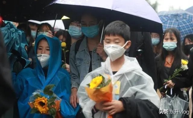 袁隆平院士逝世，为什么张庭照常直播被网友骂哭？