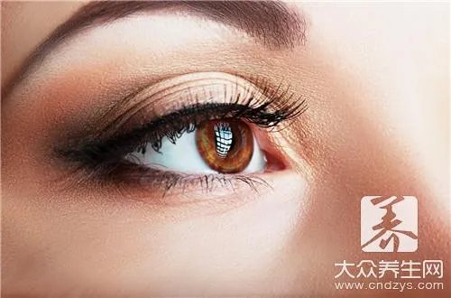 怎样化妆使眼睛变大
