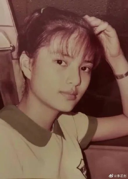 李若彤穿17岁时同款校服 54岁的神仙姐姐身材仍少女