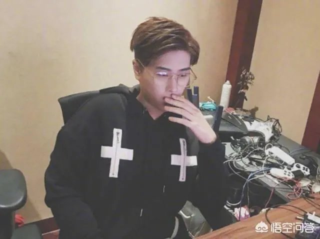 时隔一年多，昔日主播卢本伟正式复出，微博再发动态，竟被百万人转载，对此你怎么看？