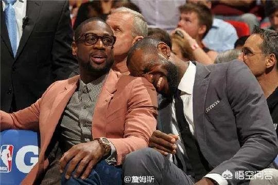 湖人生涯首次缺阵的詹姆斯在家看起了韦德和猛龙队的比赛直播，对此你怎么看？