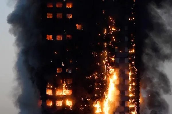 英国伦敦市中心出现大火，导致火灾的原因是什么？