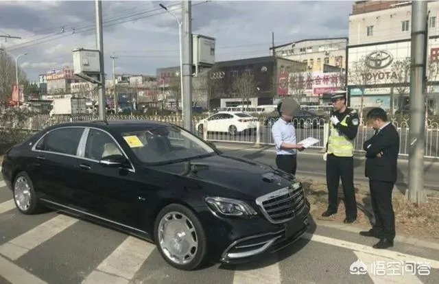 如何看待“一男子无牌驾车上路，被查出言“三百万的车也敢扣”这件事？