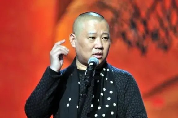 与最穷郭德纲离婚，丢弃郭麒麟远走国外，胡中惠如今怎样了？