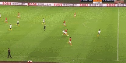 韦世豪：哥就是帅。进球后指着发型庆祝，是在彰显个性还是暗示从头再来？