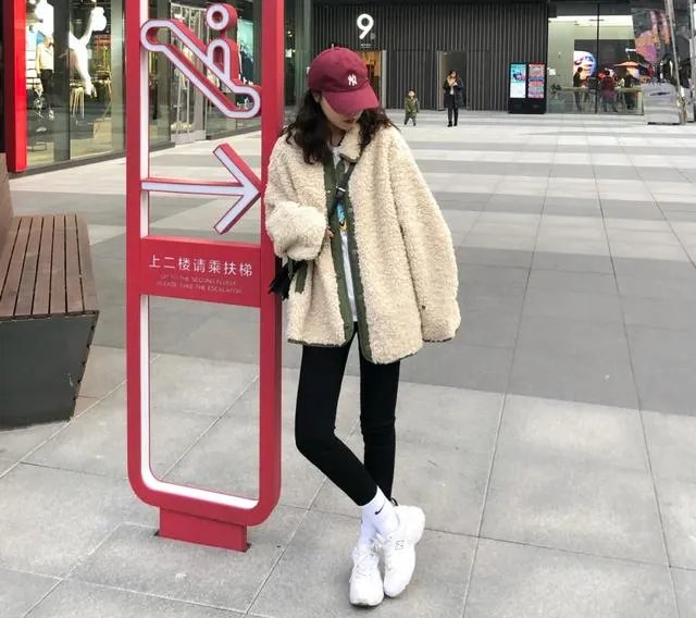 明星都在穿哪款百搭洋气又保暖，比羽绒服还显瘦的外套？