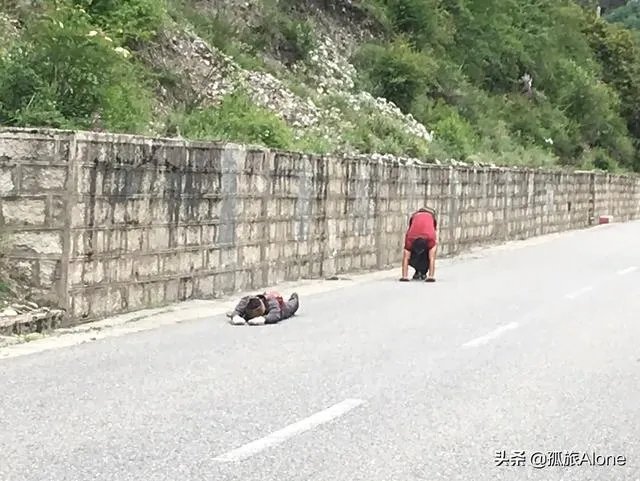 你怎么看大学生徒步回家？