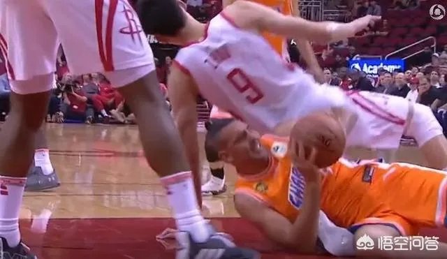 周琦首秀重伤离场，整条腿被碾压，坐在轮椅上动弹不得，当时发生了什么？