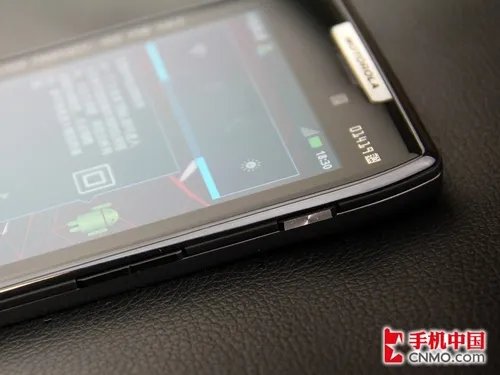 经典刀锋来袭 摩托罗拉RAZR XT910评测