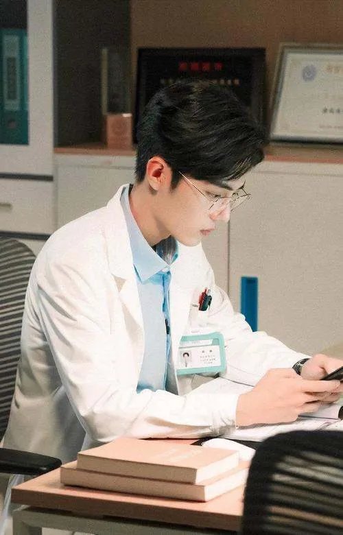 《余生请多指教》肖战上演“霸道医生”，肖战与医生的形象是否贴合？