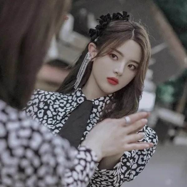 杨超越海边写真造型曝光，她的时尚表现力如何？