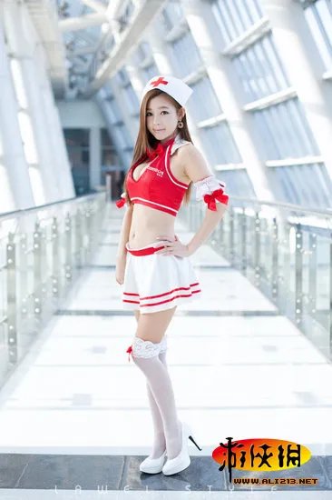 穿成这样是不是可以免费了 超短裙MM入园半价