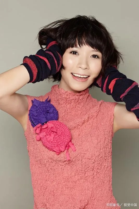 黄雅莉官宣结婚,与初恋相爱16年被宠成宝,为何两人只领证却不办婚礼?