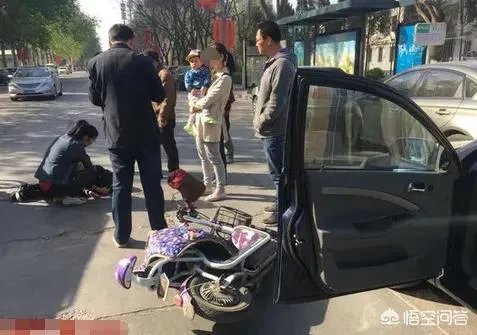 下车开车门“撞死”骑车者，女乘车人被判一年，这事你怎么看？