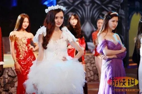 雅典娜歪歪CJ现场再现！ 展台上演维密内衣秀