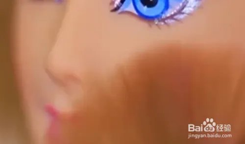 如何给芭比娃娃化妆？