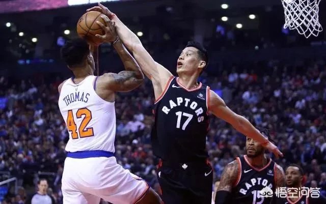 猛龙VS尼克斯比赛结束后，林书豪急不可耐和一人合影引中国球迷轰动，她是什么来历？